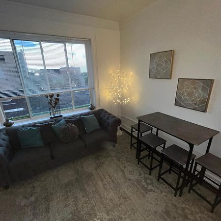 2 Bedroom Stylist Apartment Detroit Bagian luar foto