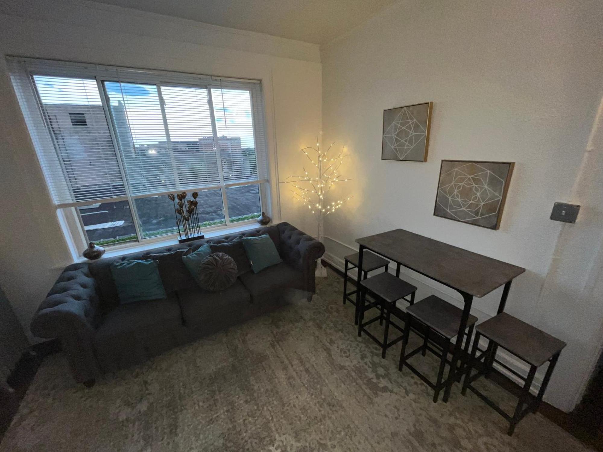 2 Bedroom Stylist Apartment Detroit Bagian luar foto