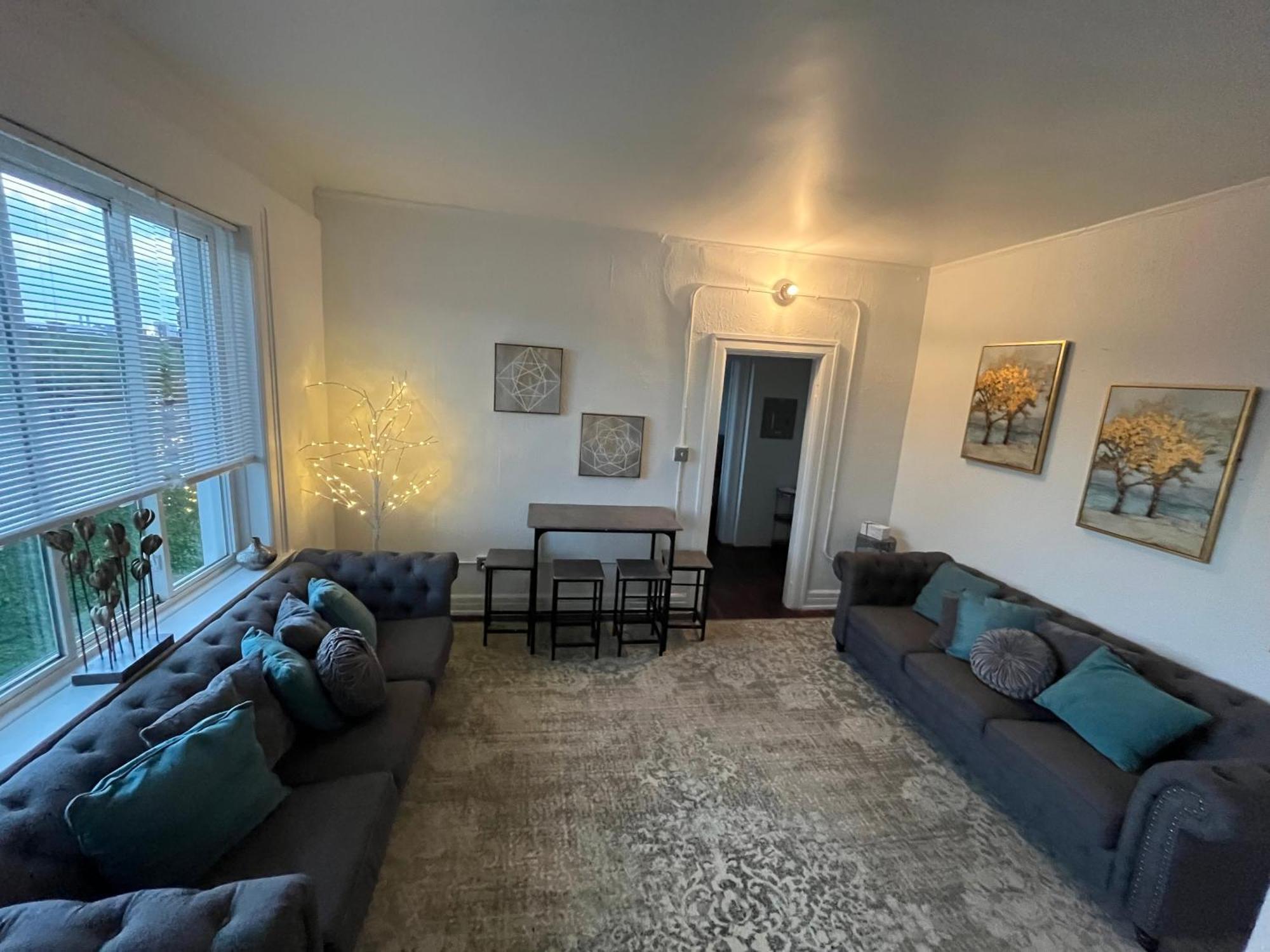 2 Bedroom Stylist Apartment Detroit Bagian luar foto