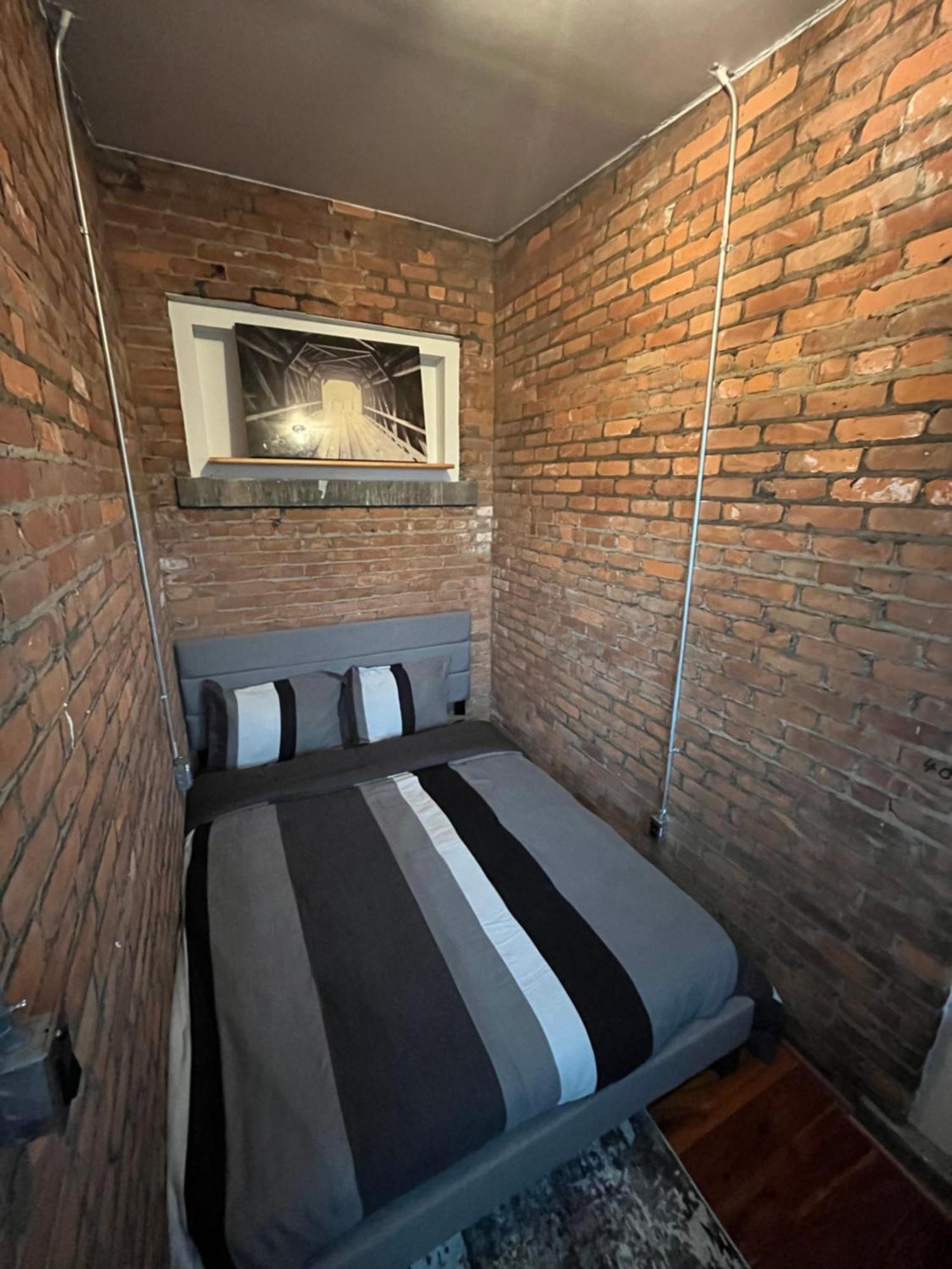 2 Bedroom Stylist Apartment Detroit Bagian luar foto